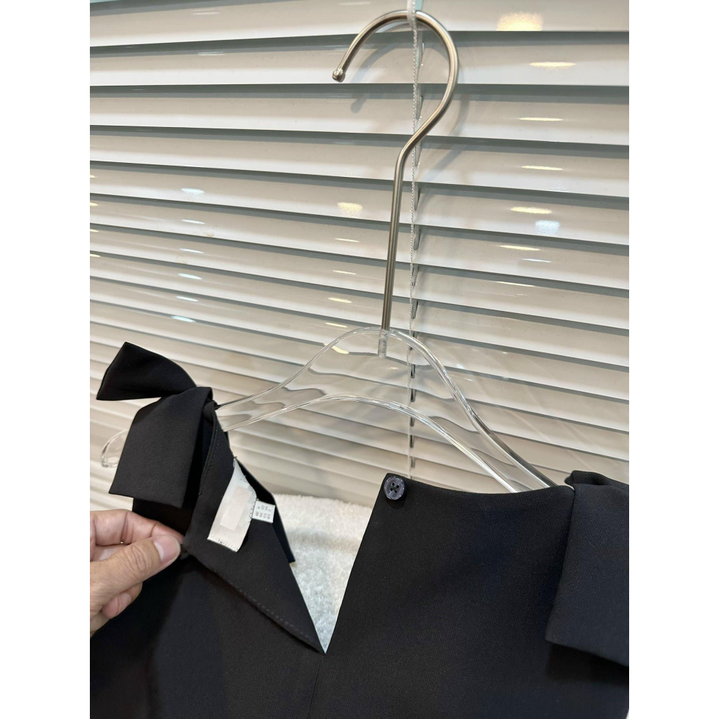 Đầm hai dây đen form suông