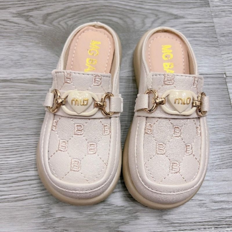 Sục thêu chữ MIO cho bé 2 màu đen kèm chất da mềm êm nhẹ đẹp