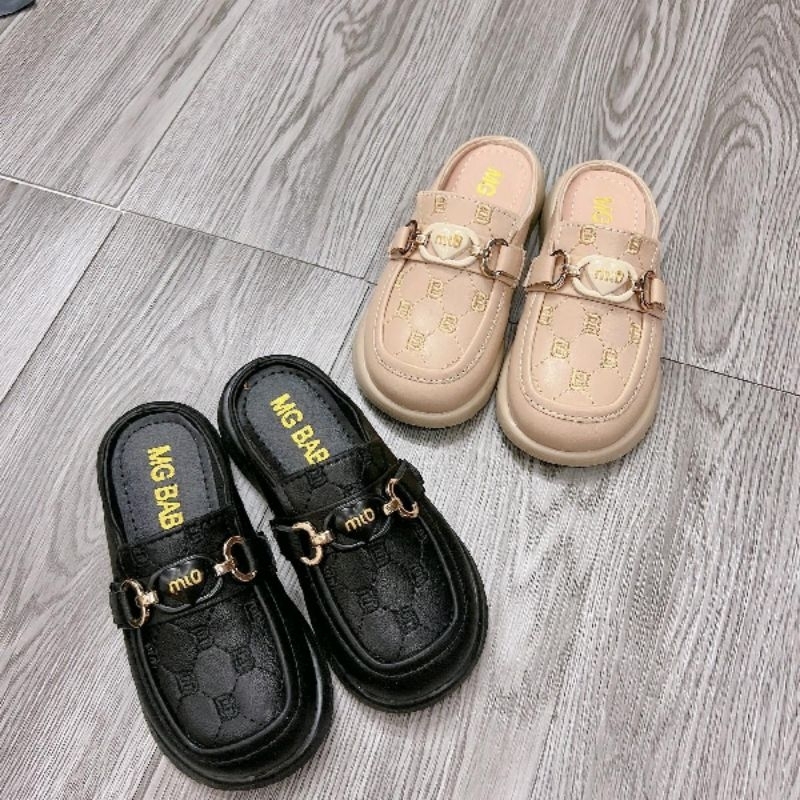 Sục thêu chữ MIO cho bé 2 màu đen kèm chất da mềm êm nhẹ đẹp