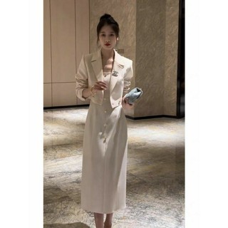 Đầm dây ôm dáng nút doc thân mix áo khoác cổ vest tay dài