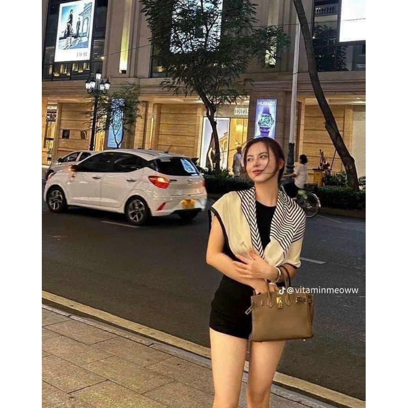 SÉT  2 kHĂN LỤAA VUÔNGG