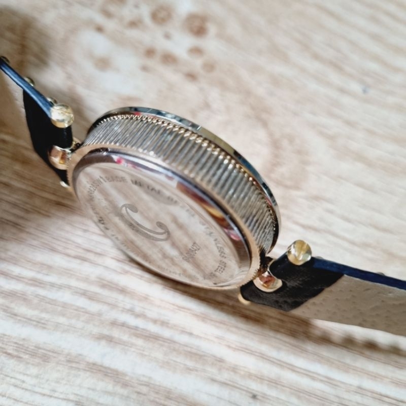 Đồng hồ đính đá đẹp lạ