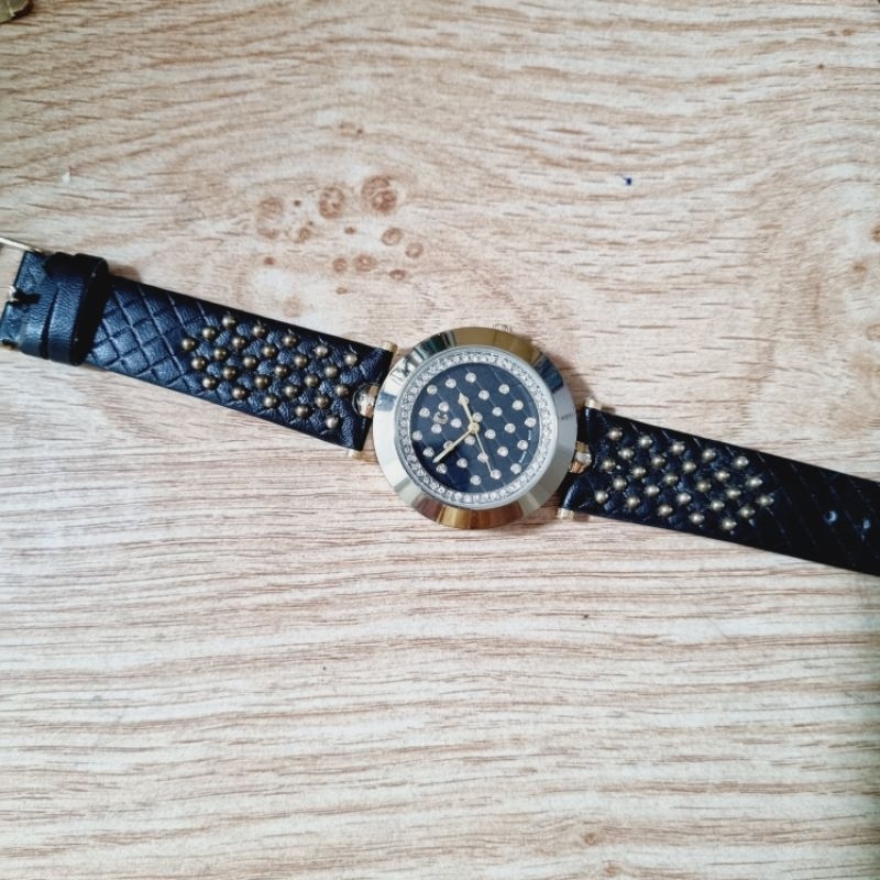 Đồng hồ đính đá đẹp lạ