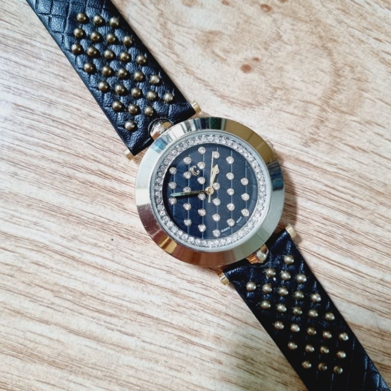 Đồng hồ đính đá đẹp lạ