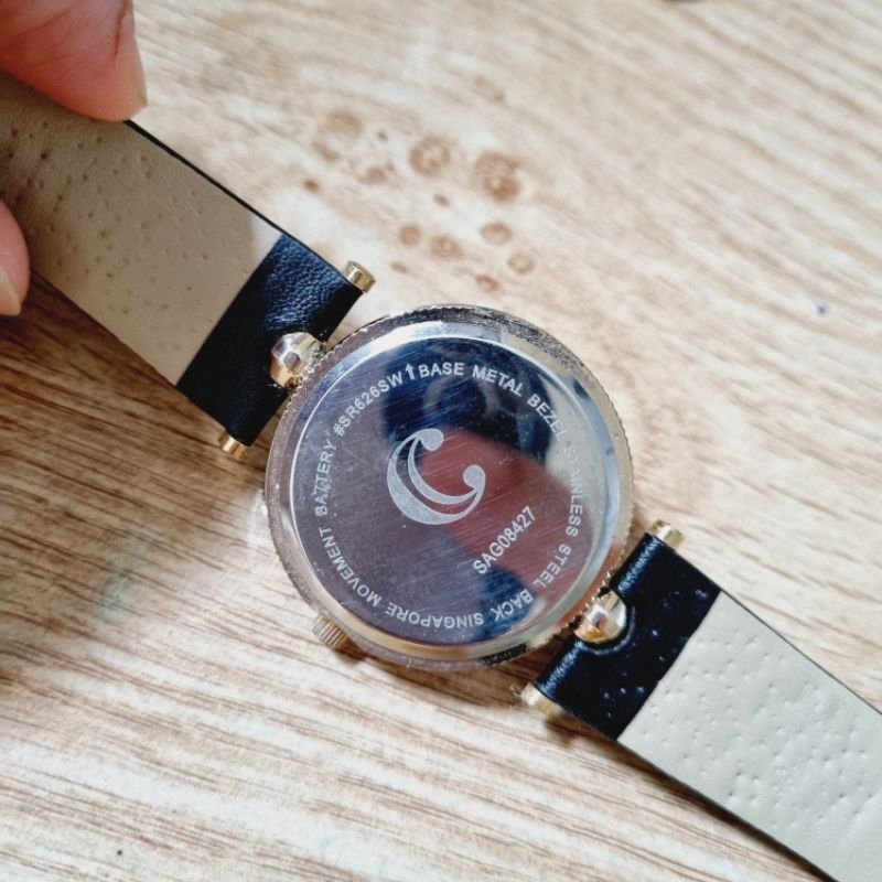 Đồng hồ đính đá đẹp lạ