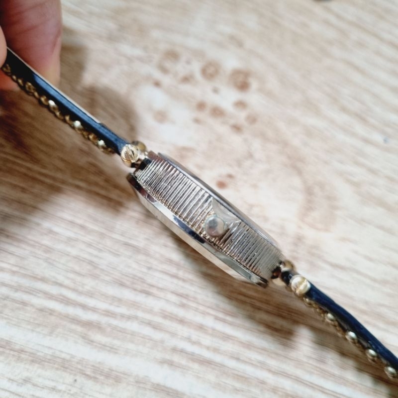 Đồng hồ đính đá đẹp lạ