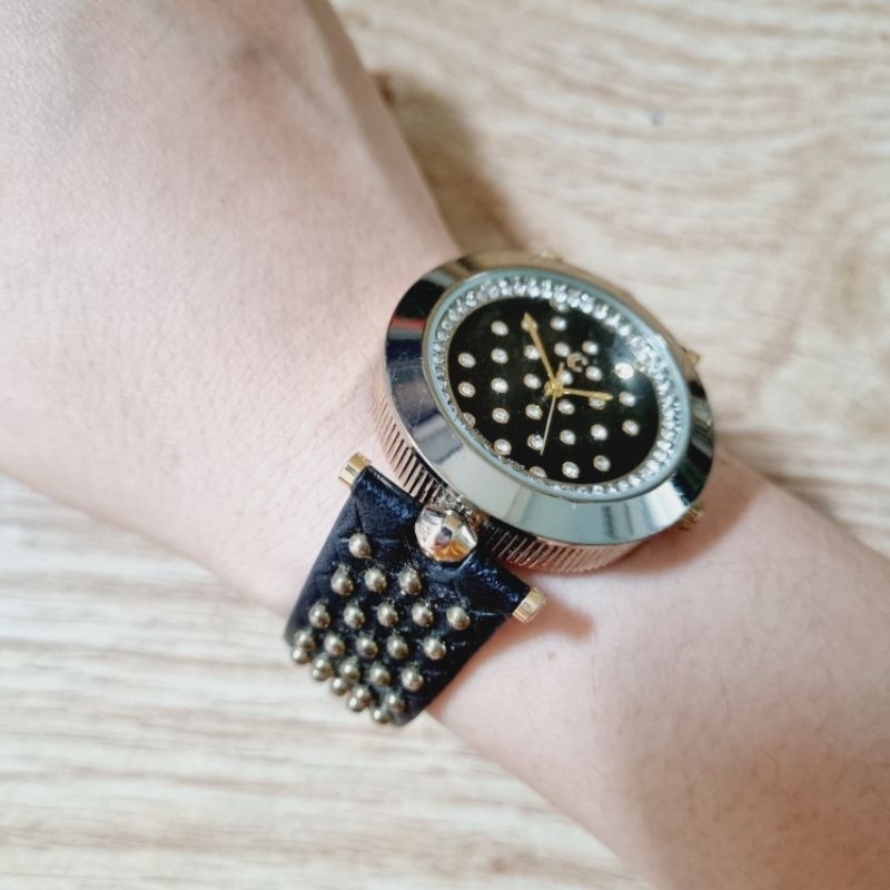 Đồng hồ đính đá đẹp lạ