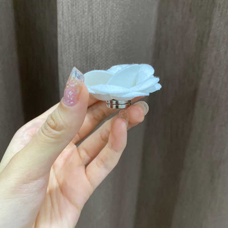 Nam châm cài áo hoa trà Store By Sherry, không làm hỏng váy áo