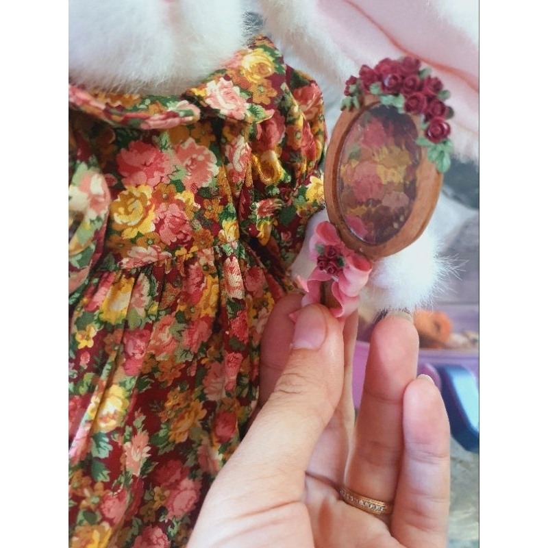 Thỏ bông vintage cầm gương