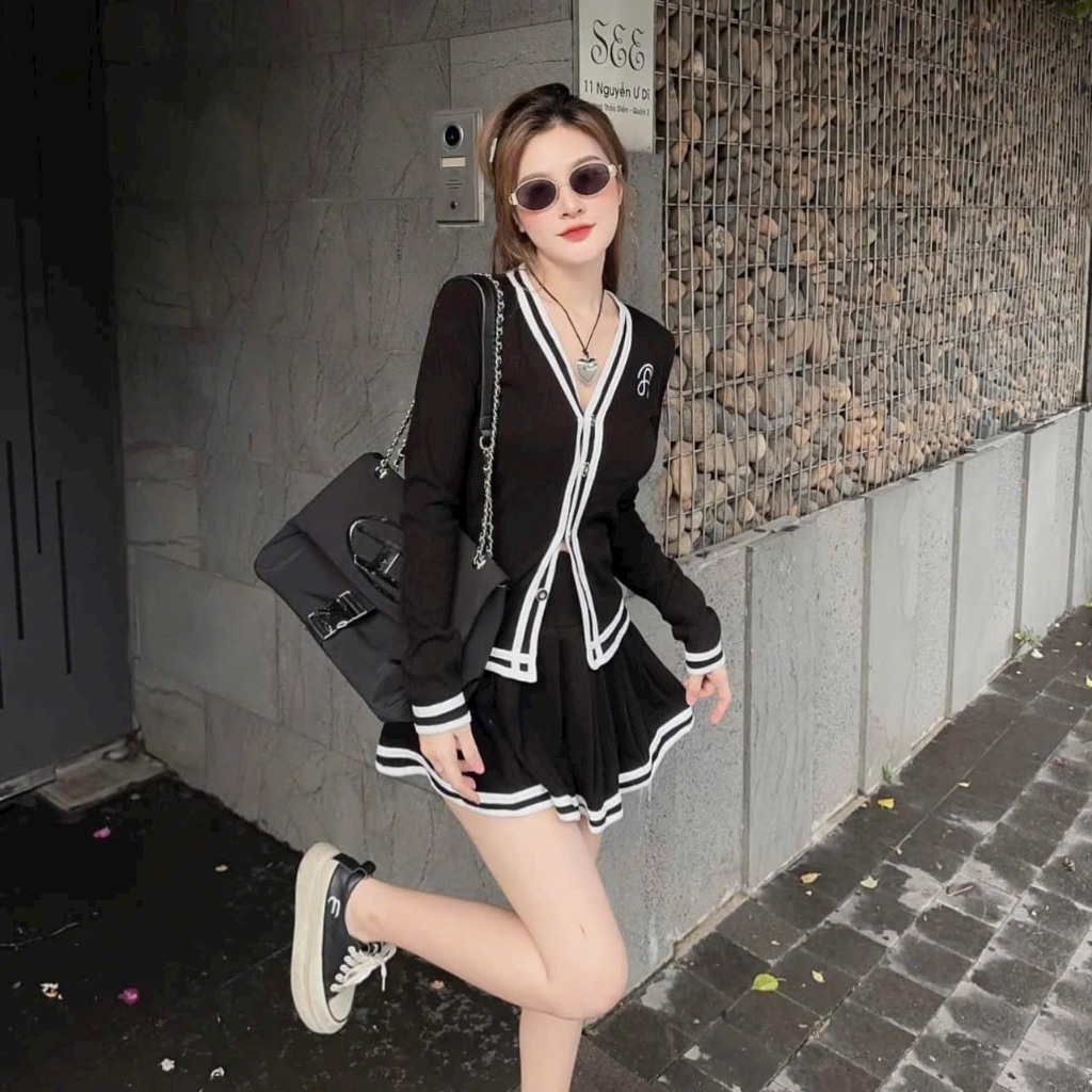 Set chân váy len tăm ngắn xếp ly kèm áo khoác Cardigan cổ V viền cúc sọc thêu chữ thời trang - SHOPNGÔ FASHION