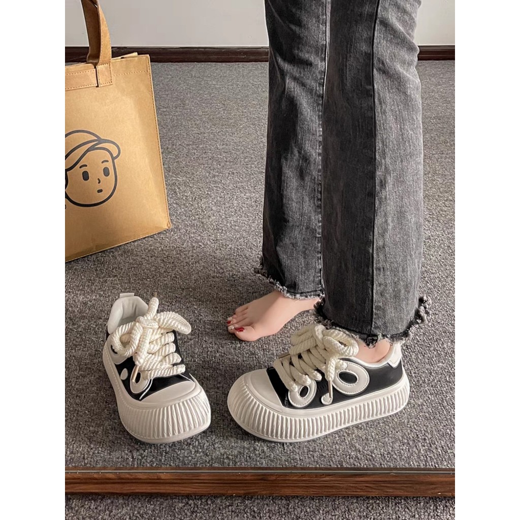 Giày thể thao nữ hình đôi mắt đế bằng 4 cm bánh mì đơn giản buộc dây màu đen trắng đẹp mới hot năng động