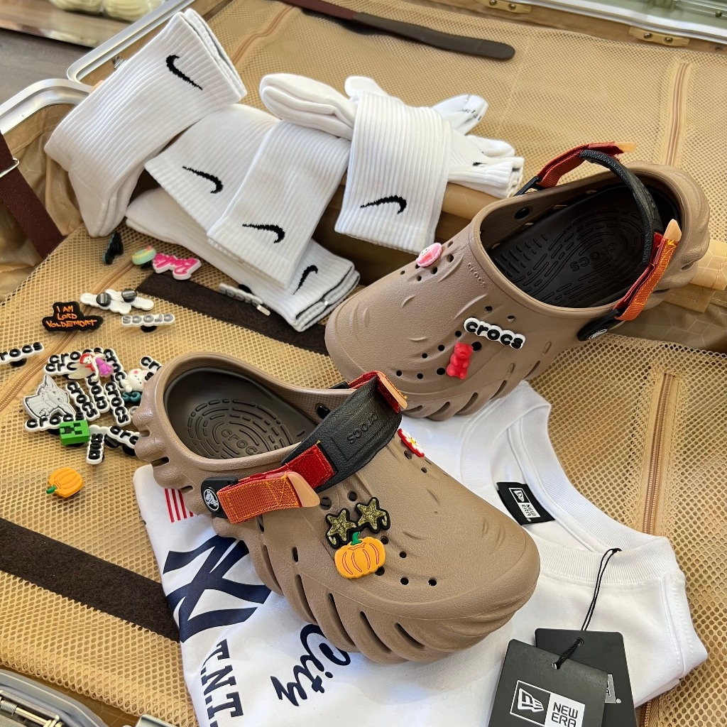 Giày CLOG UNISEX CROCS ECHO CLOG *QUAI NGẪU NHIÊN* - MÀU NÂU TAUPE - CODE : 27937260