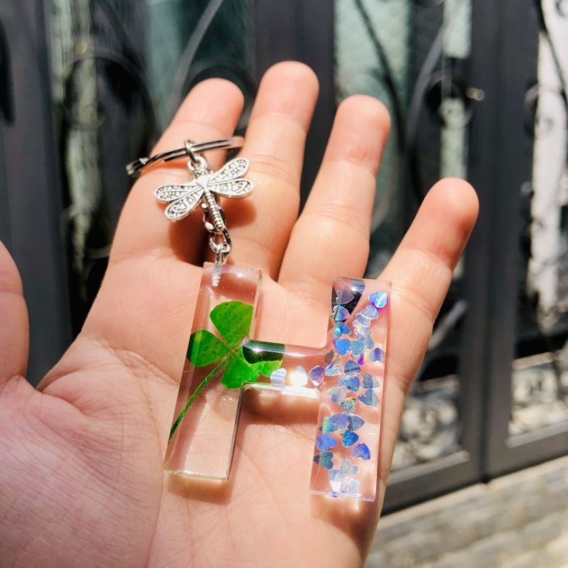 Móc khóa cỏ 4 lá may mắn chữ cái theo yêu cầu Keychain quà lưu niệm Lilande