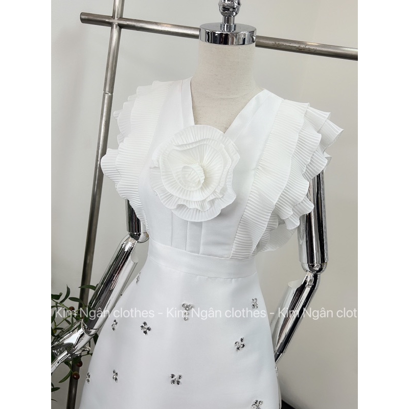 Váy bèo hoa dập ly đính đá , e về màu đen trắng