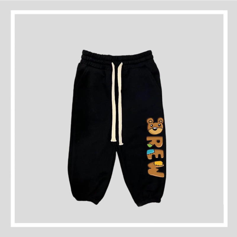 Quần nỉ joger da cá màu đen in hình logo cho bé trai bé gái size từ 12-40 cân