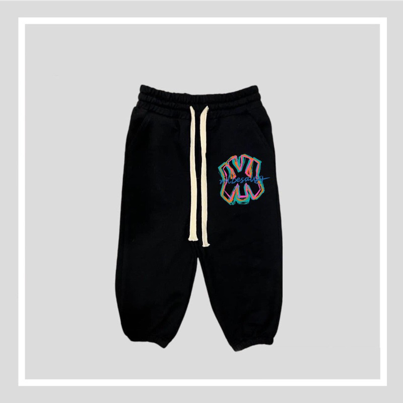Quần nỉ joger da cá màu đen in hình logo cho bé trai bé gái size từ 12-40 cân
