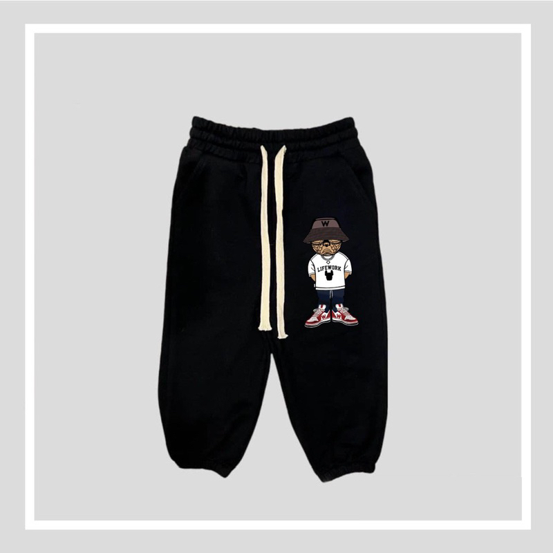 Quần nỉ joger da cá màu đen in hình logo cho bé trai bé gái size từ 12-40 cân