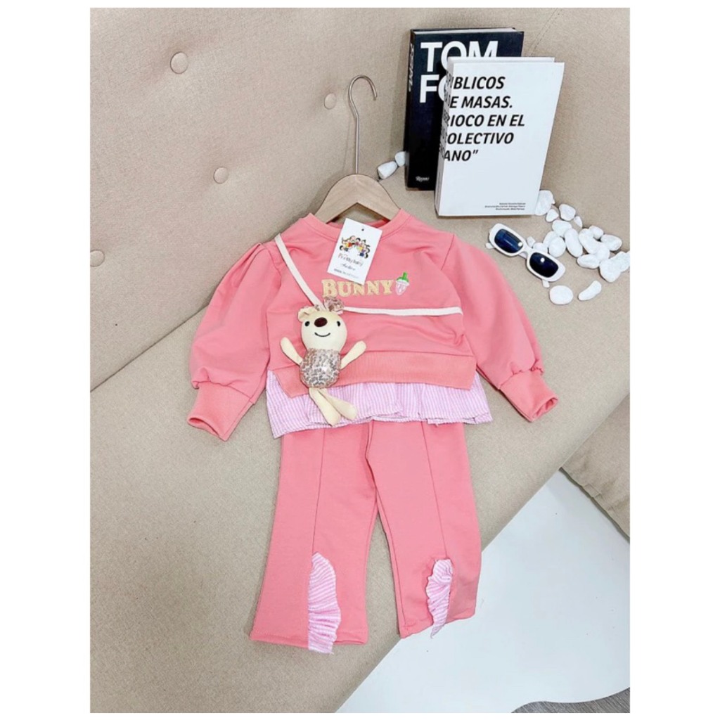 Bộ quần áo dài tay Bunny phối kẻ kèm gấu đeo