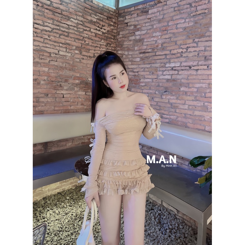 Váy trễ vai tay đính nơ chân tầng xoè