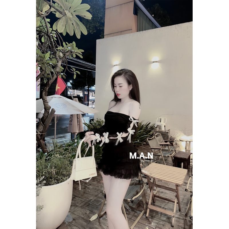 Váy trễ vai tay đính nơ chân tầng xoè