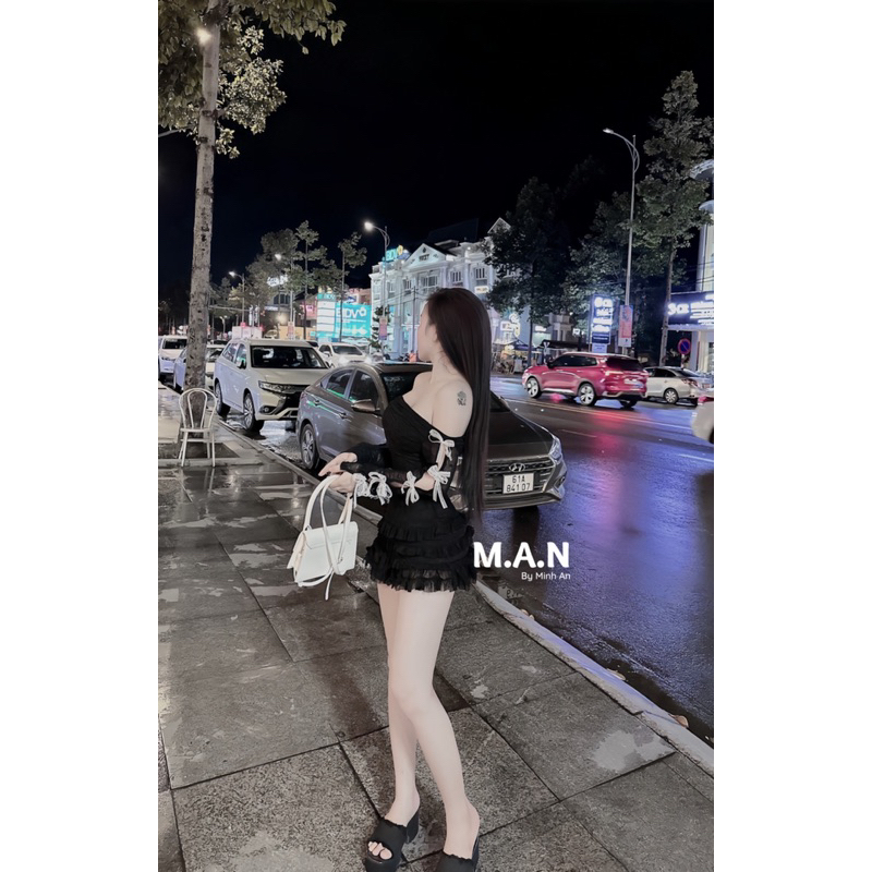 Váy trễ vai tay đính nơ chân tầng xoè