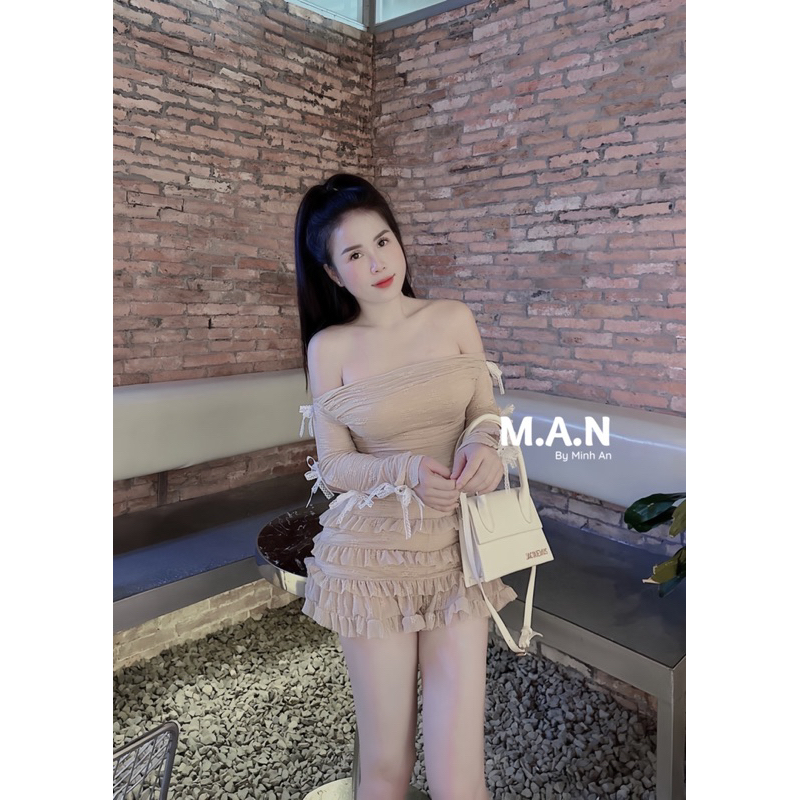 Váy trễ vai tay đính nơ chân tầng xoè