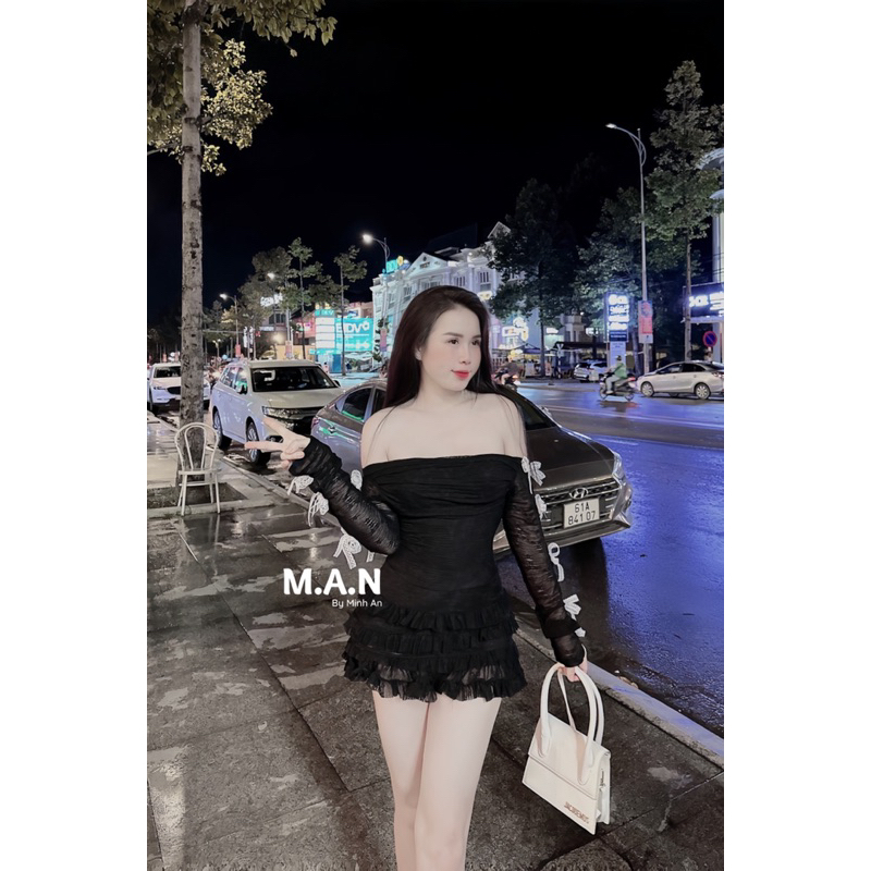 Váy trễ vai tay đính nơ chân tầng xoè