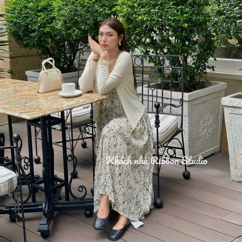 Váy 2 dây hoa nhí kèm cadigan len giấy mỏng