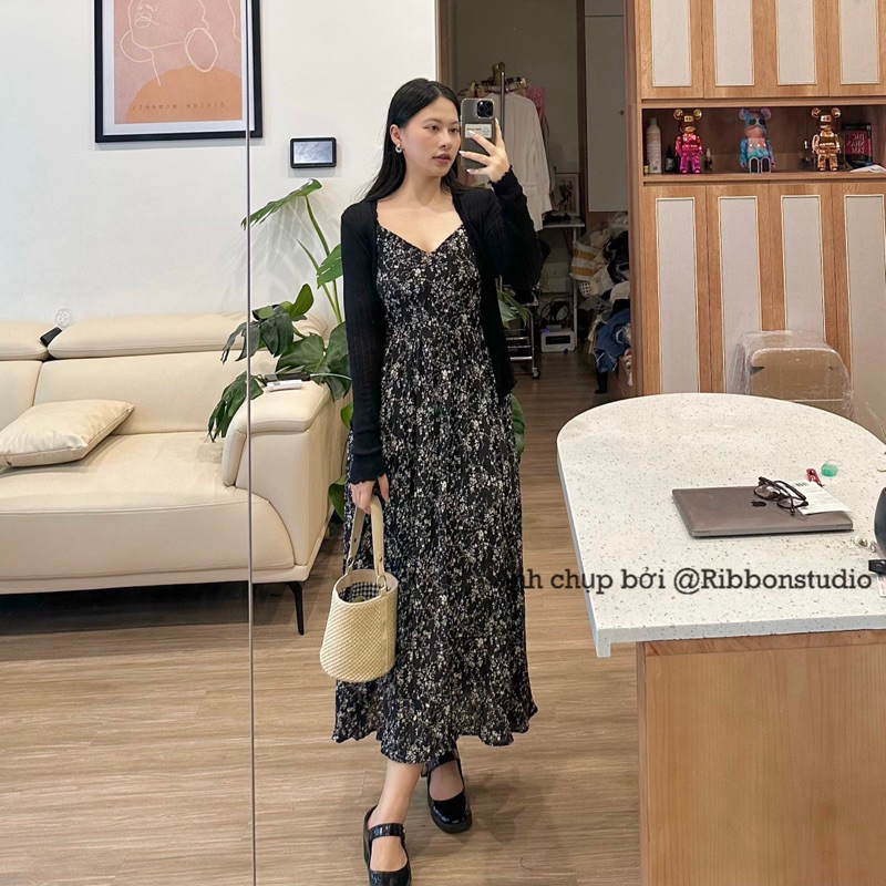 Váy 2 dây hoa nhí kèm cadigan len giấy mỏng