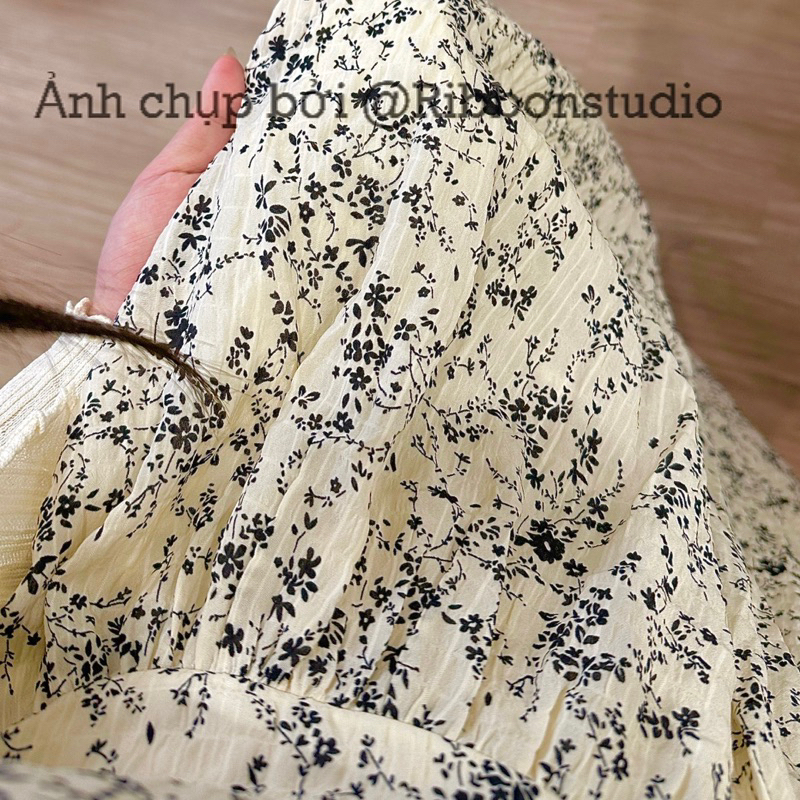 Váy 2 dây hoa nhí kèm cadigan len giấy mỏng