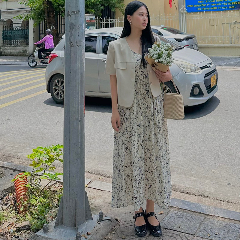Váy 2 dây hoa nhí kèm cadigan len giấy mỏng