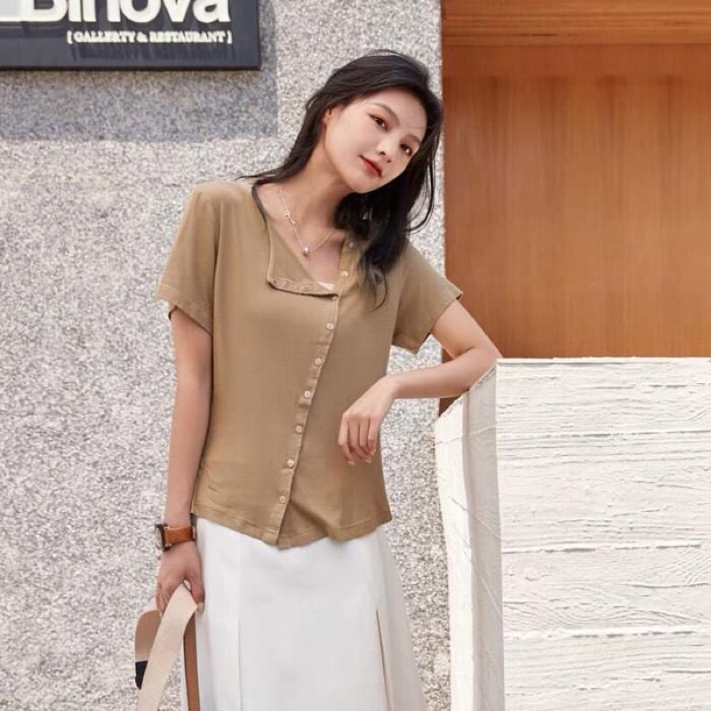 Áo thun xám nút xéo kiểu