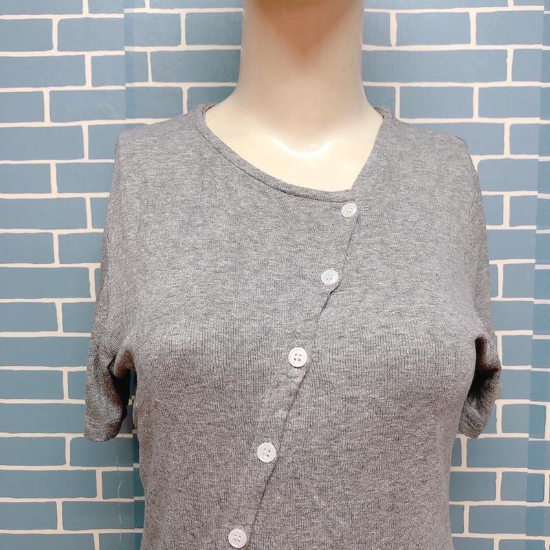 Áo thun xám nút xéo kiểu