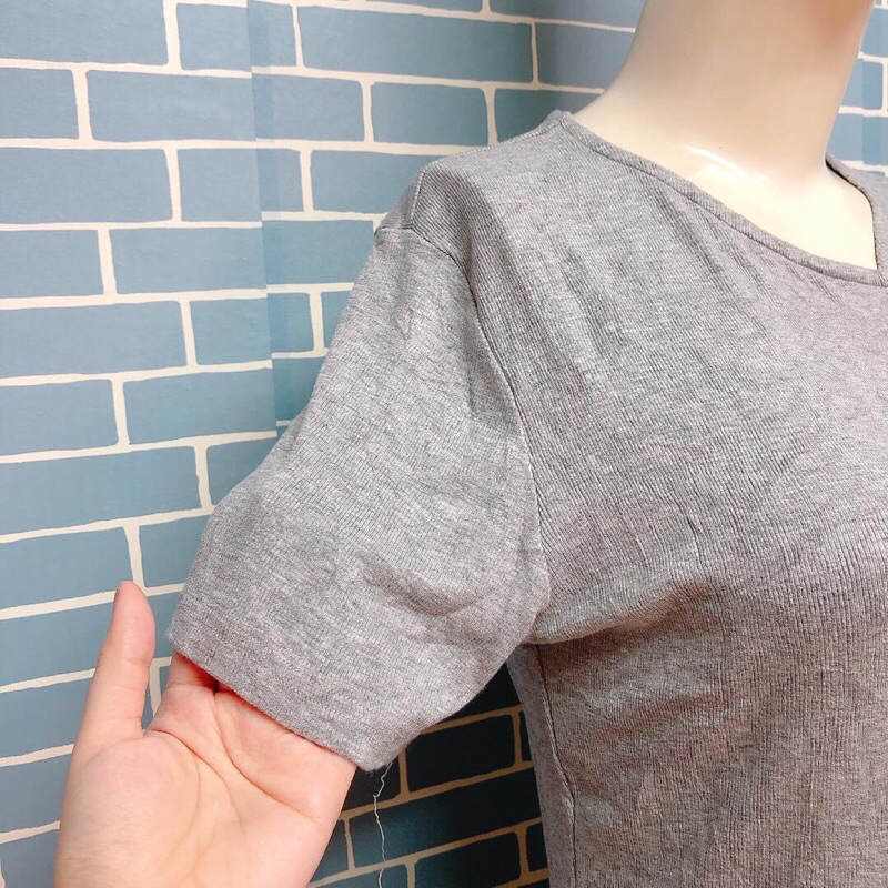 Áo thun xám nút xéo kiểu