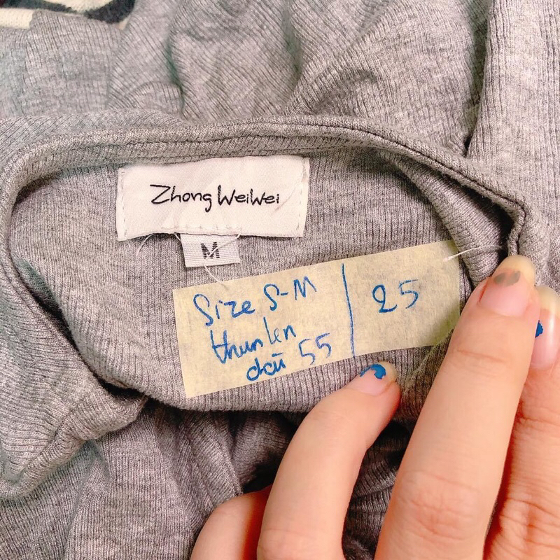 Áo thun xám nút xéo kiểu