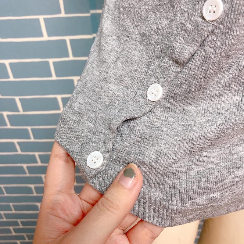 Áo thun xám nút xéo kiểu