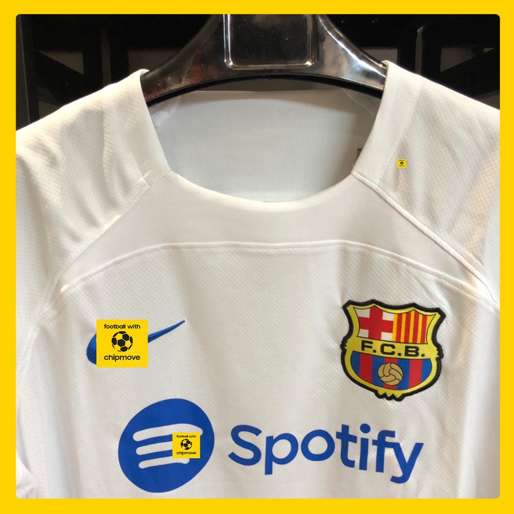 - Bộ áo bóng đá vải thái trắng Barca sân khách đẹp cao cấp
