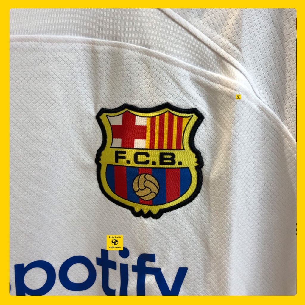 - Bộ áo bóng đá vải thái trắng Barca sân khách đẹp cao cấp