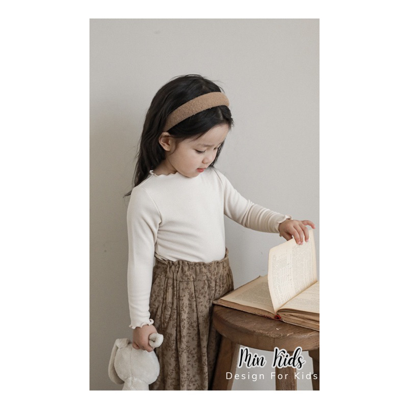 Áo dài tay thun gân màu trơn cổ viền bèo cho bé gái