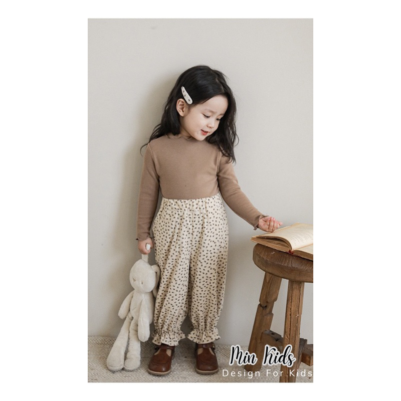 Áo dài tay thun gân màu trơn cổ viền bèo cho bé gái