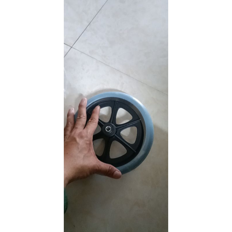 Bánh trước xe lăn