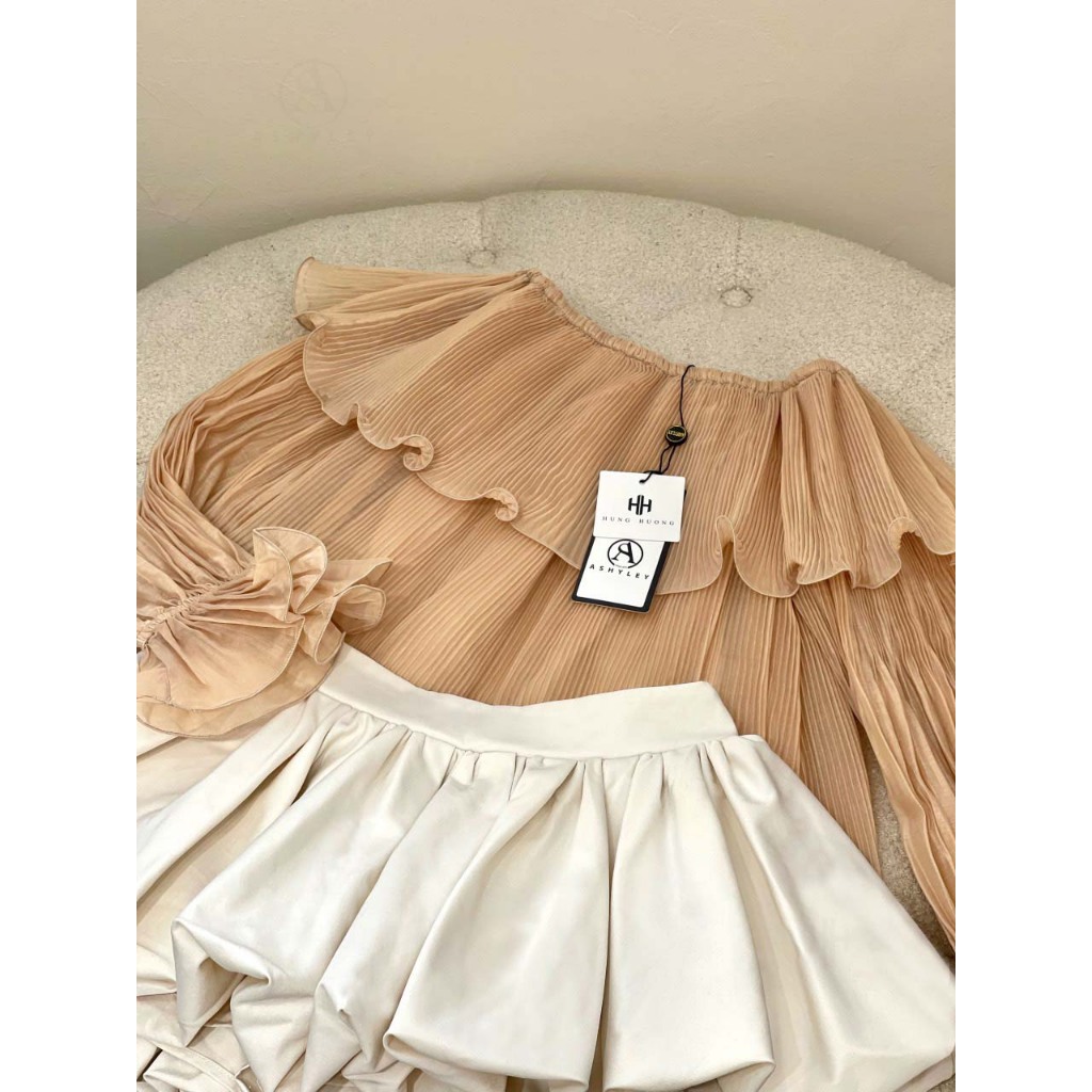 𝐃𝐀𝐒𝐈𝐄𝐍𝐓 𝐒𝐄𝐓 áo trễ vai dập ly nhỏ bèo phối chân váy ngắn bồng - TKCC Ashley