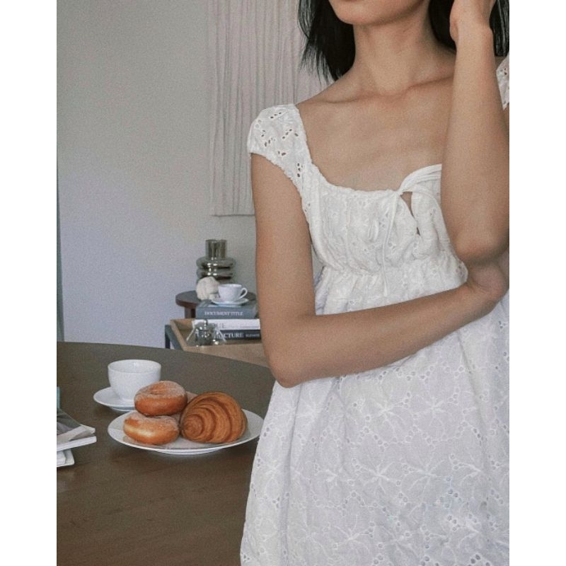 Đầm Lacey Doll dress trắng hoa thêu xinh xắn