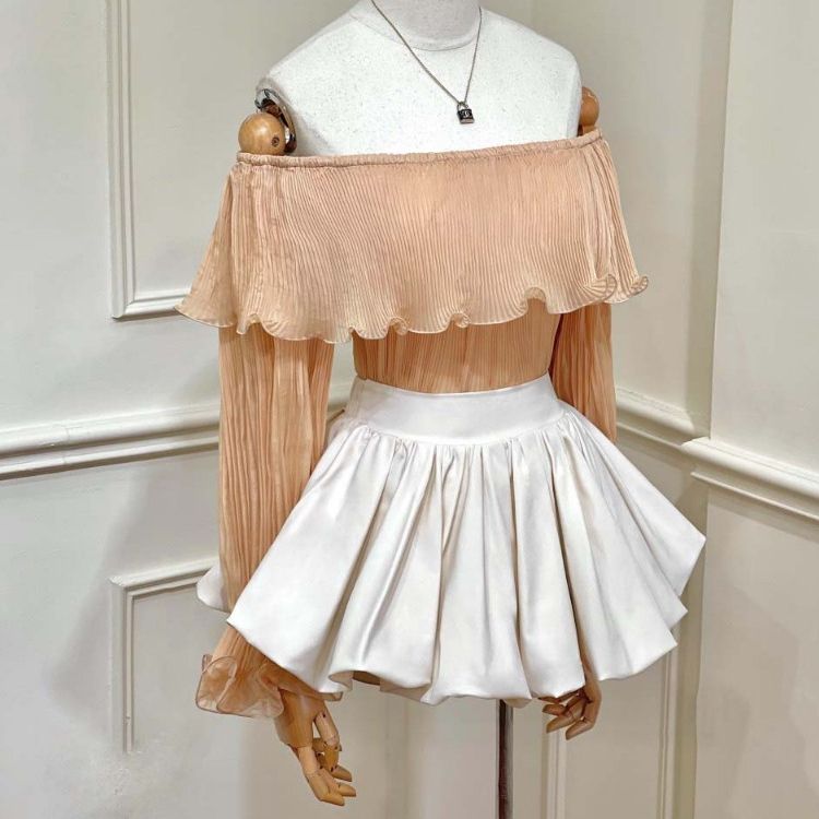 𝐃𝐀𝐒𝐈𝐄𝐍𝐓 𝐒𝐄𝐓 áo trễ vai dập ly nhỏ bèo phối chân váy ngắn bồng - TKCC Ashley