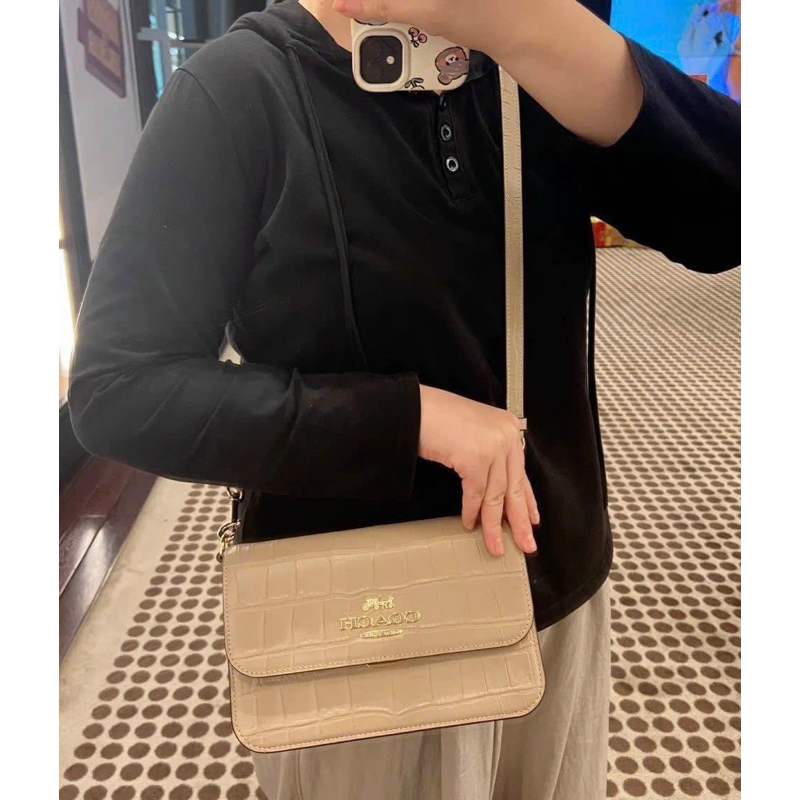 Túi coach brynn kẹp nách da vân