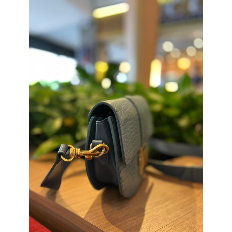 Túi đeo chéo da thật dập vân rùa màu xanh nhẹ nhàng xinh xắn