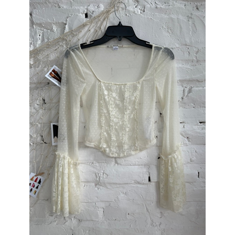 Áo ren tay loe Urban outfitters