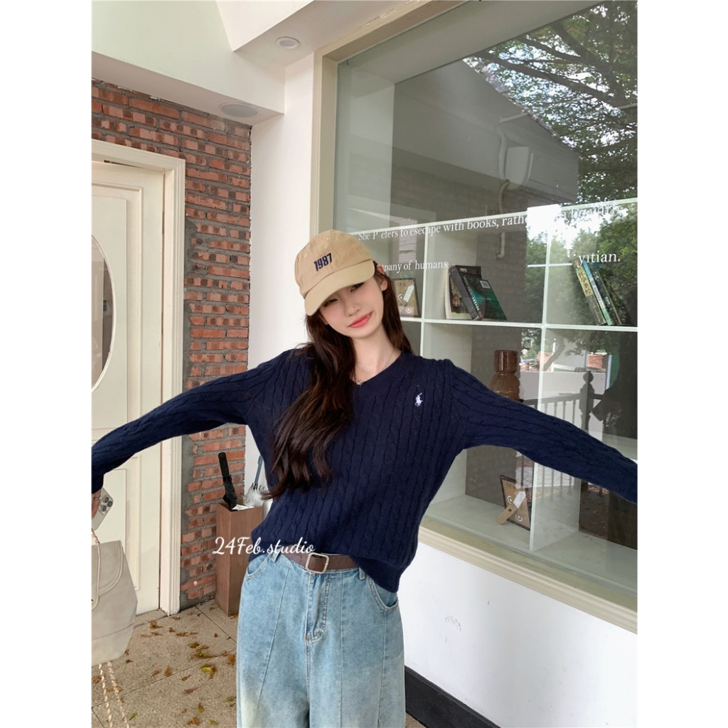 Áo len cổ tim vặn thừng thêu logo phong cách vintage Hàn Quốc