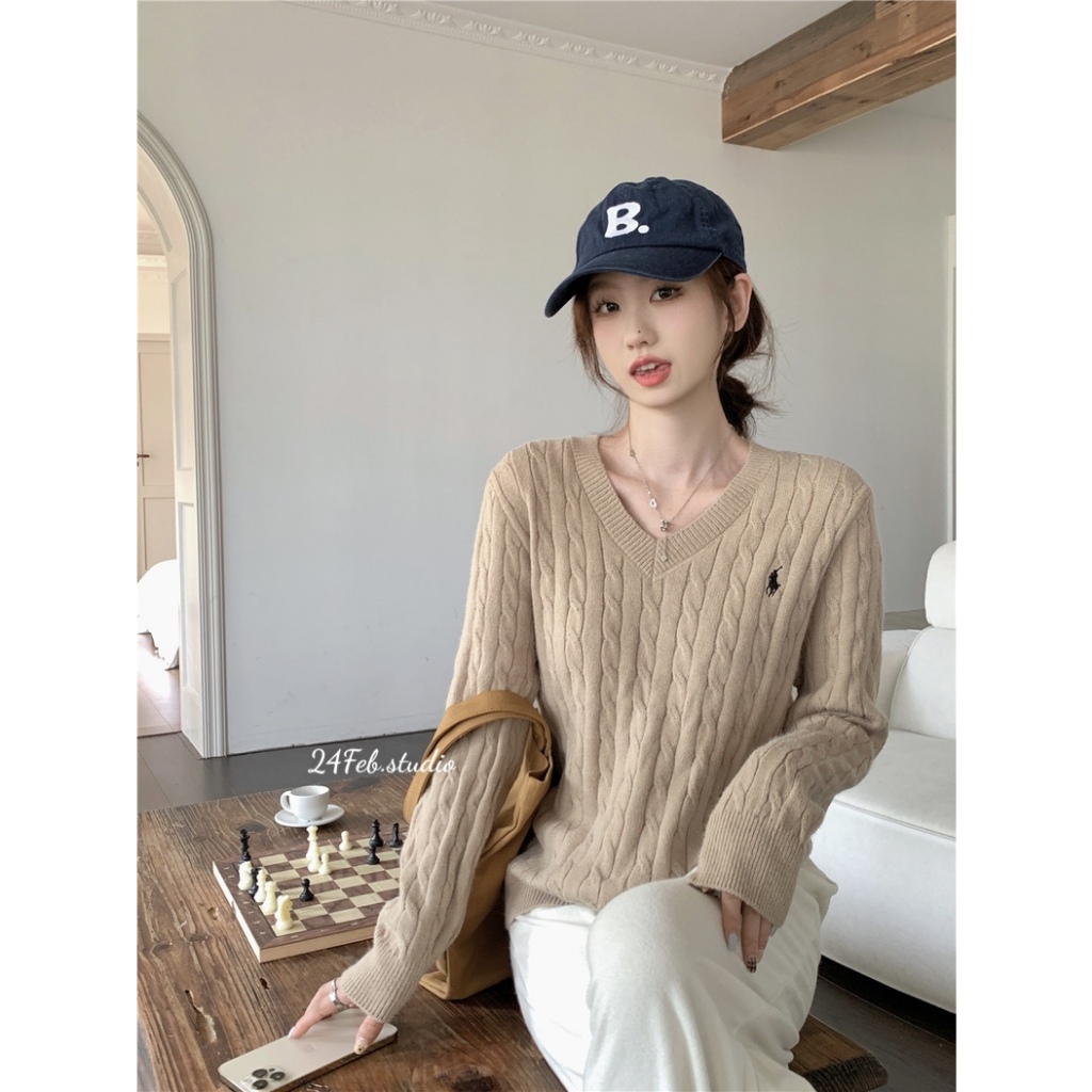 Áo len cổ tim vặn thừng thêu logo phong cách vintage Hàn Quốc