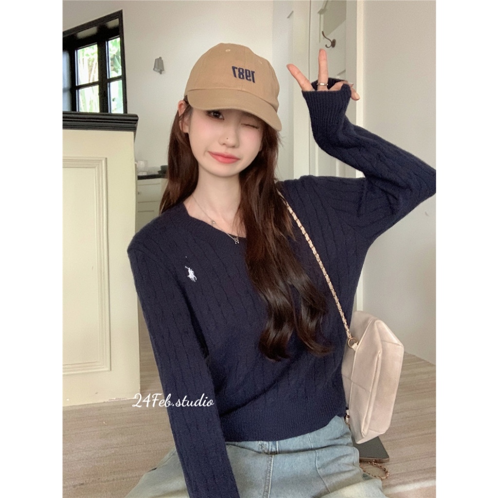 Áo len cổ tim vặn thừng thêu logo phong cách vintage Hàn Quốc